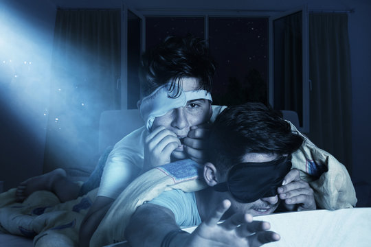 2 Freunde haben Angst vor Gruselfilm