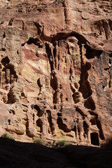 Höhlen im Siq von Petra in Jordanien 