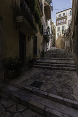 Fototapeta na wymiar Alley with stone stairs in an old neighborhood of Palma