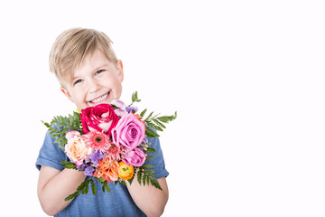 junge mit Blumenstrauß Freisteller