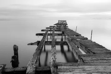 Fototapete Schwarz und weiss Schwarz-Weiß-Langzeitbelichtung des alten Docks der Costanera in Punta Arenas, Chile.