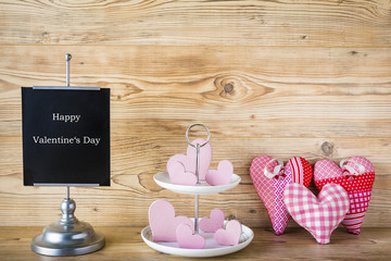 Zum Valentinstag rosa Herzen vor einem Holz Hintergrund