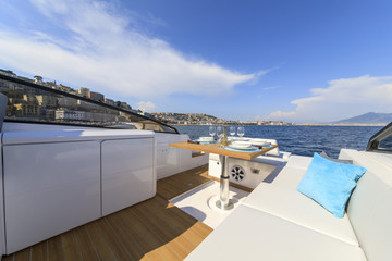 luxuty motor yacht dinner table setting
