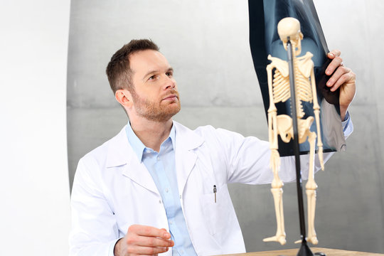 Ortopeda.
Lekarz w gabinecie lekarskim ogląda zdjęcie rentgenowskie pacjenta.
