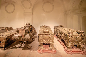 Obraz premium Die Kaisergruft, auch Kapuzinergruft genannt, ist eine Begräbnisstätte der Habsburger in Wien.