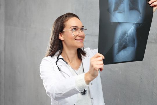 Prześwietlenie płuc. Lekarz chorób płuc przegląda zdjęcie rentgenowskie