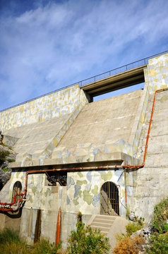Muro de hormigón y rebosadero del Embalse del Fresnillo, Parque Natural Sierra de Grazalema, provincia de Cádiz, España