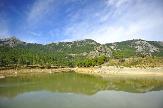 Agua embalsada en el Pantano del Fresnillo, Parque Natural Sierra de Grazalema, provincia de Cádiz, España