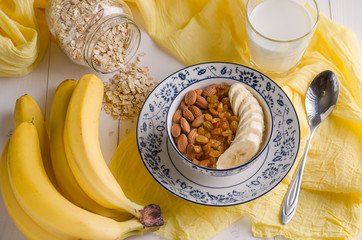 oatmeal with banana, raisins, almonds and milk