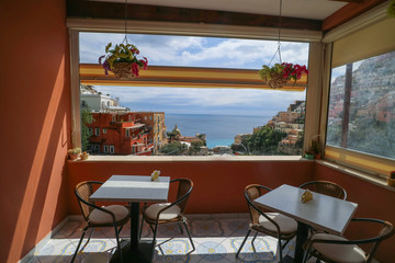 Bellissima veduta di Positano e del mare da una ampia finestra aperta  nella terrazza di un Bed and Breakfast