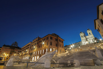 Fototapeta na wymiar Veduta di Piazza di Spagna dominata dall'alto dalla chiesa di Trinità dei Monti durante l'alba