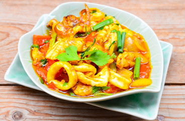 Stir fried fresh squid with yoke eggs ,onion and chili.
