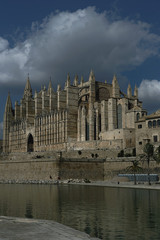 Fototapeta na wymiar the magnificent Cathedral in the Spanish city of Palma de Mallorca amid the water and the blue sky