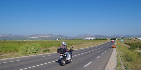 Route qui file avec moto