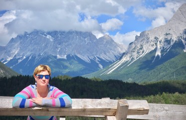 Fototapeta na wymiar woman with blue sunglasses at Zugspitze