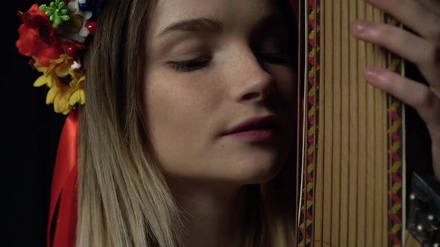 The girl's face touches the pandora