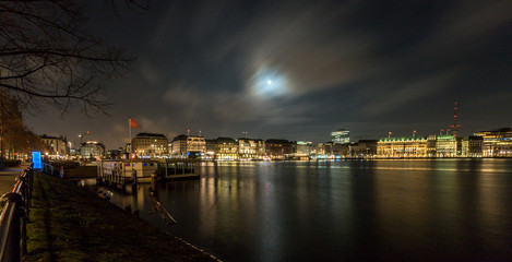 Hamburg an der Binnenalster bei Nacht