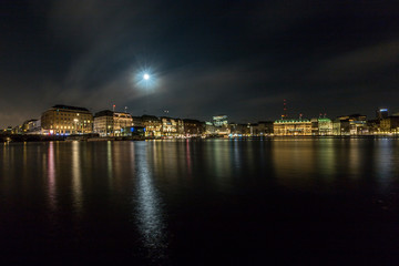 Fototapeta na wymiar Hamburg an der Binnenalster bei Nacht