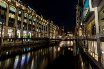 Fototapeta na wymiar Kanal in der beleuchteten Hamburger Innenstadt