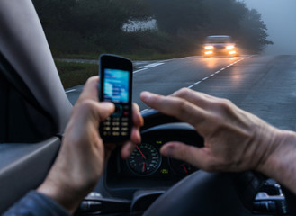 Verkehrsdelikt Handy am Steuer Autofahrer riskiert Frontalzusammenstoß - Traffic offence mobile...