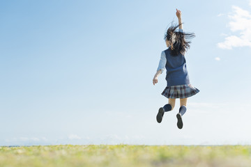 女子高生　海　草原　ジャンプ