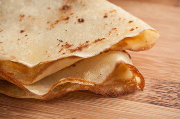 crêpes sur fond de planche à découper en bambou