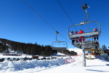 Fototapeta na wymiar station de ski avec remontée mécanique sous la neige Capcir Pyrénées Orientales