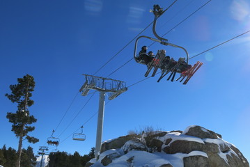 station de ski avec remontée mécanique sous la neige