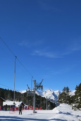 station de ski avec remontée mécanique sous la neige