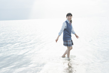 女子高生　海　裸足　はしゃぐ