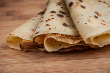 crêpes sur fond de planche à découper en bambou