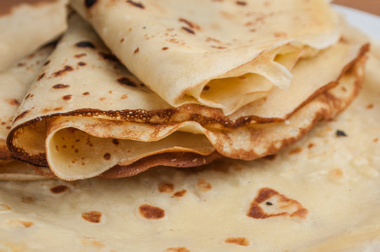 cr&ecirc;pes dans une assiette