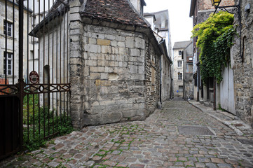 Fototapeta premium historische Gasse in Senlis (Frankreich)