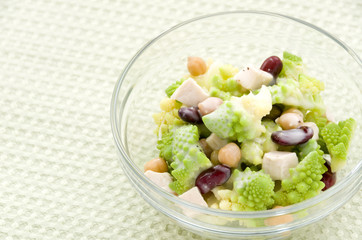 ロマネスコとミックスビーンズのサラダ