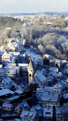Fototapeta premium Wildberger Stadtansicht von oben bei Neuschnee im Schwarzwald