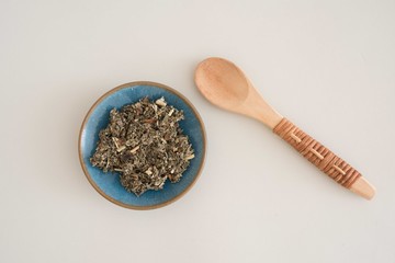 Himbeerblättertee und Holzlöffel
Nahaufnahme auf weißem Hintergrund,
Studioaufnahme