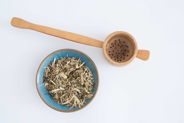 Heublumen und Holzlöffel
Nahaufnahme auf weißem Hintergrund,
Studioaufnahme