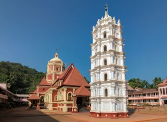 Photo sur Plexiglas Temple Shri Mangeshi temple - hindu temple in Ponda, Goa, India. Shri Mangeshi temple - one of the most important in Goa, India.