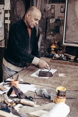 The carpenter makes frames.