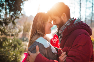 Obraz premium Stylish couple almost kissing outdoors.