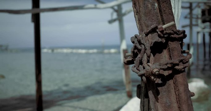 Trabocco con catena arrugginita