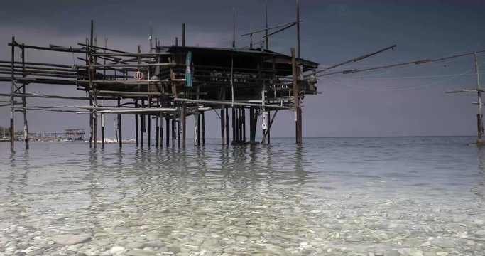 Trabocco con mare limpido