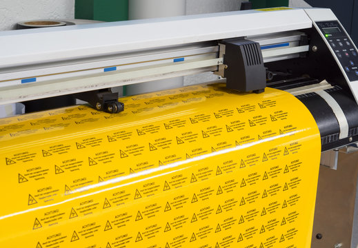 Schneideplotter schneidet gedruckte Aufkleber aus