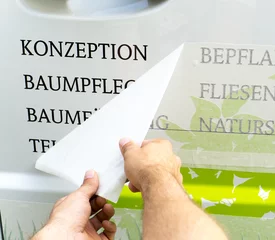 Tapeten Autobeschriftung mit Klebefolie / Folienbuchstaben / Folierung © ghazii