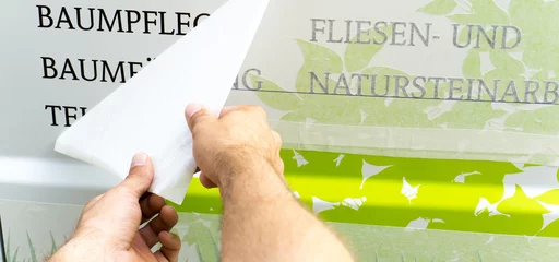 Tapeten Autobeschriftung mit Klebefolie / Folienbuchstaben / Folierung © ghazii