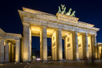Obraz premium Brandenburger Tor in Berlin at night