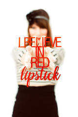 Frau hält Lipstick Schriftzug nach vorne