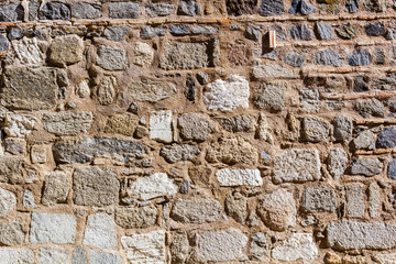 Steinmauer aus großen Steinen, alter Baustil.