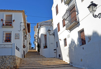 Obraz premium The old center of Altea in Spain. The town of Altea is built on a hill with winding streets and whitewashed houses.