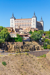 Fototapeta na wymiar Toledo, die Stadt gelegen am Tagus Fluss mit seiner Kathedrale und dem Alcázar.